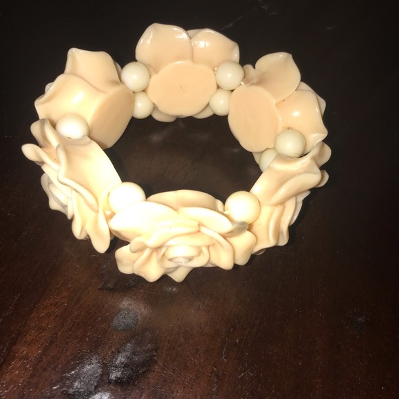 Cream colored plastic corsage bracelet - Picture 4 of 4